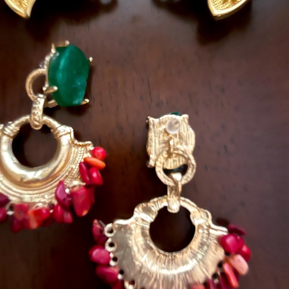 EARRINGS, stunning! Gold with emerald like rough cut stone and red coral pieced. - Picture 2 of 2